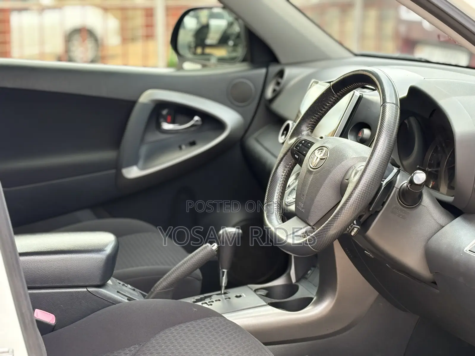 Toyota Vanguard 2012 White