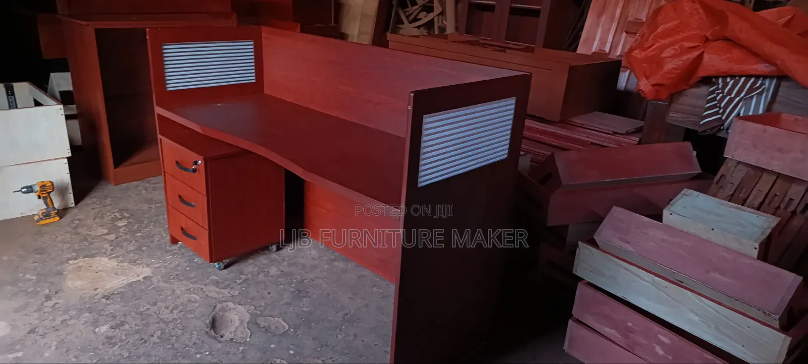 Laminated Workstation for One Seat