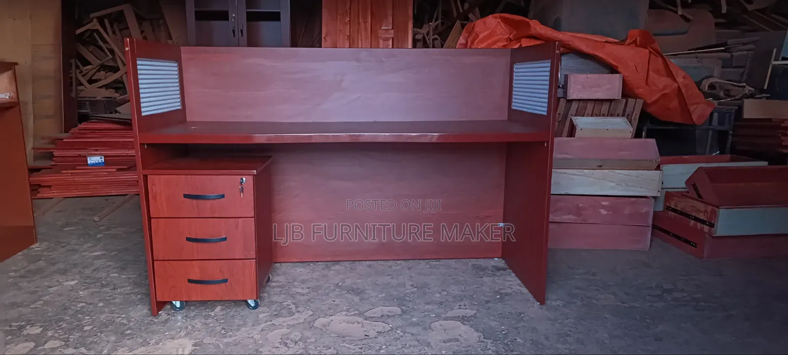 Laminated Workstation for One Seat