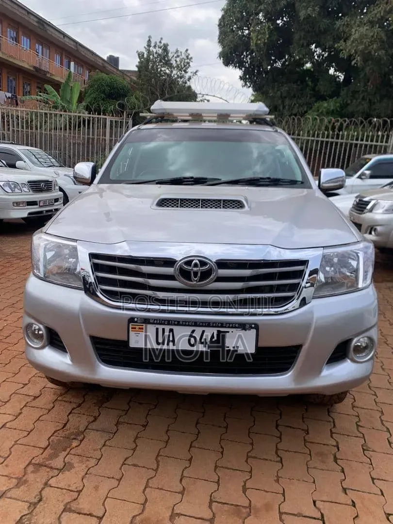 Toyota Hilux 3.0 D-4D 4x4 2015 Silver