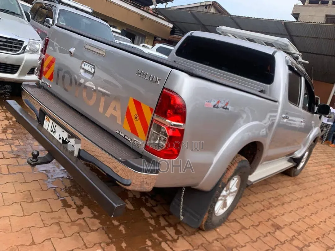 Toyota Hilux 3.0 D-4D 4x4 2015 Silver