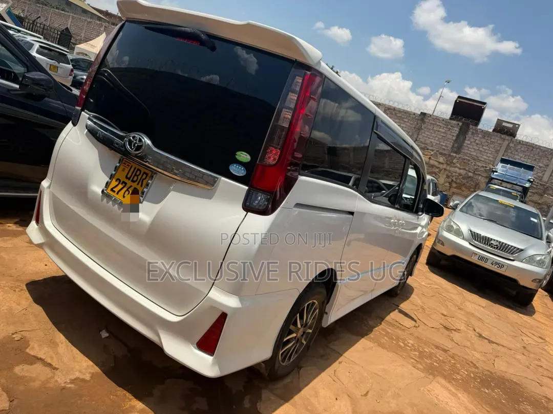 Toyota Noah 2.0 AWD (8 Seater) 2016 White