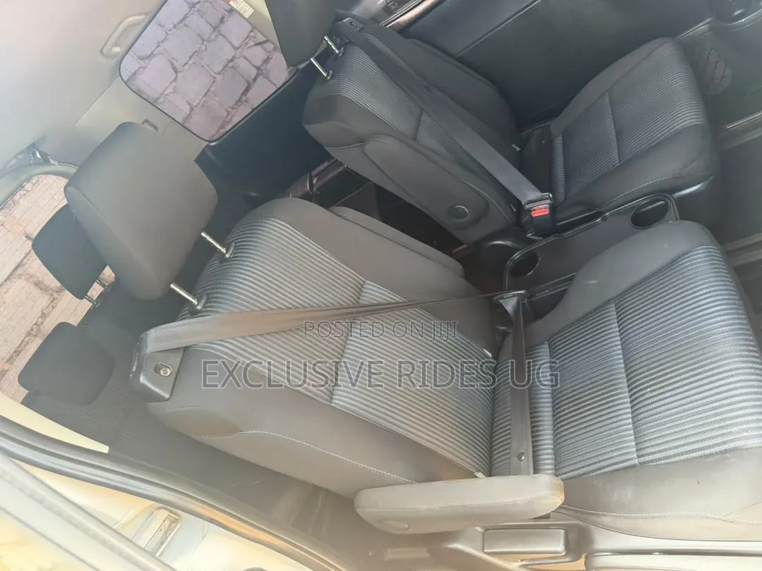 Toyota Noah 2.0 AWD (8 Seater) 2016 White