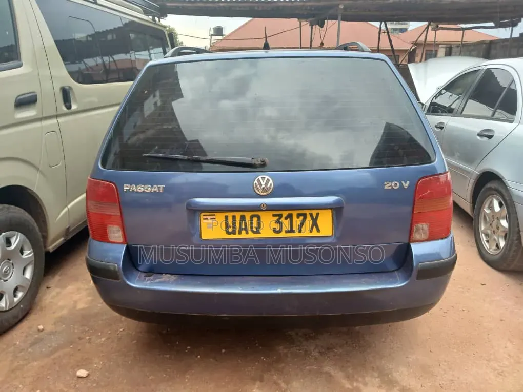 Volkswagen Passat 2004 Blue