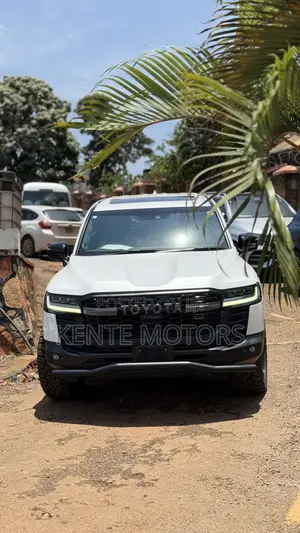 Toyota Land Cruiser LC300 2024 White