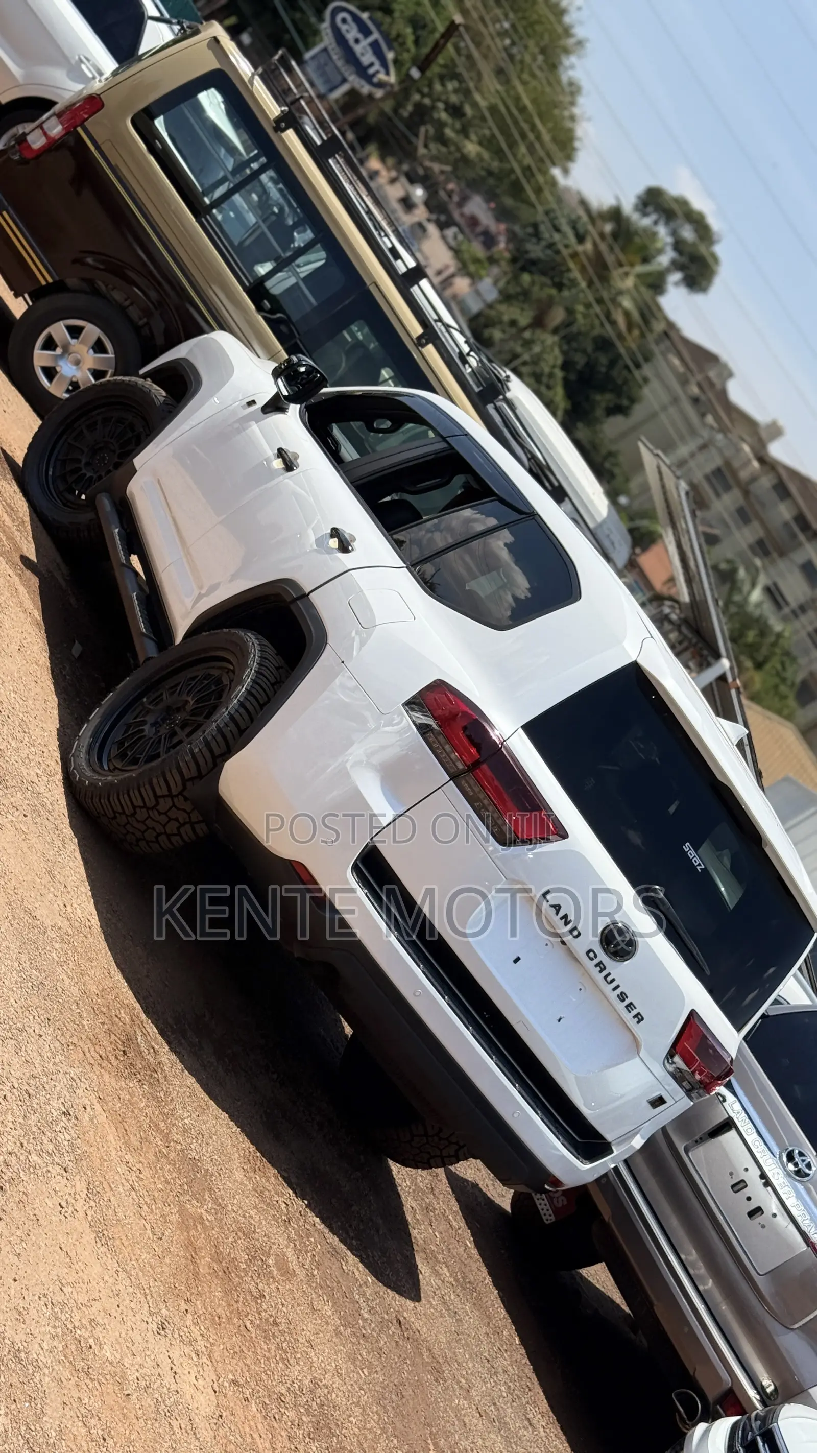 Toyota Land Cruiser LC300 2024 White