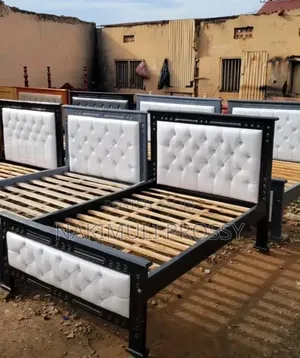Queen 5by6 Bed in White and Black