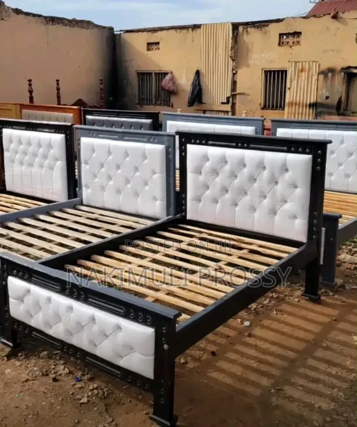 Queen 5by6 Bed in White and Black