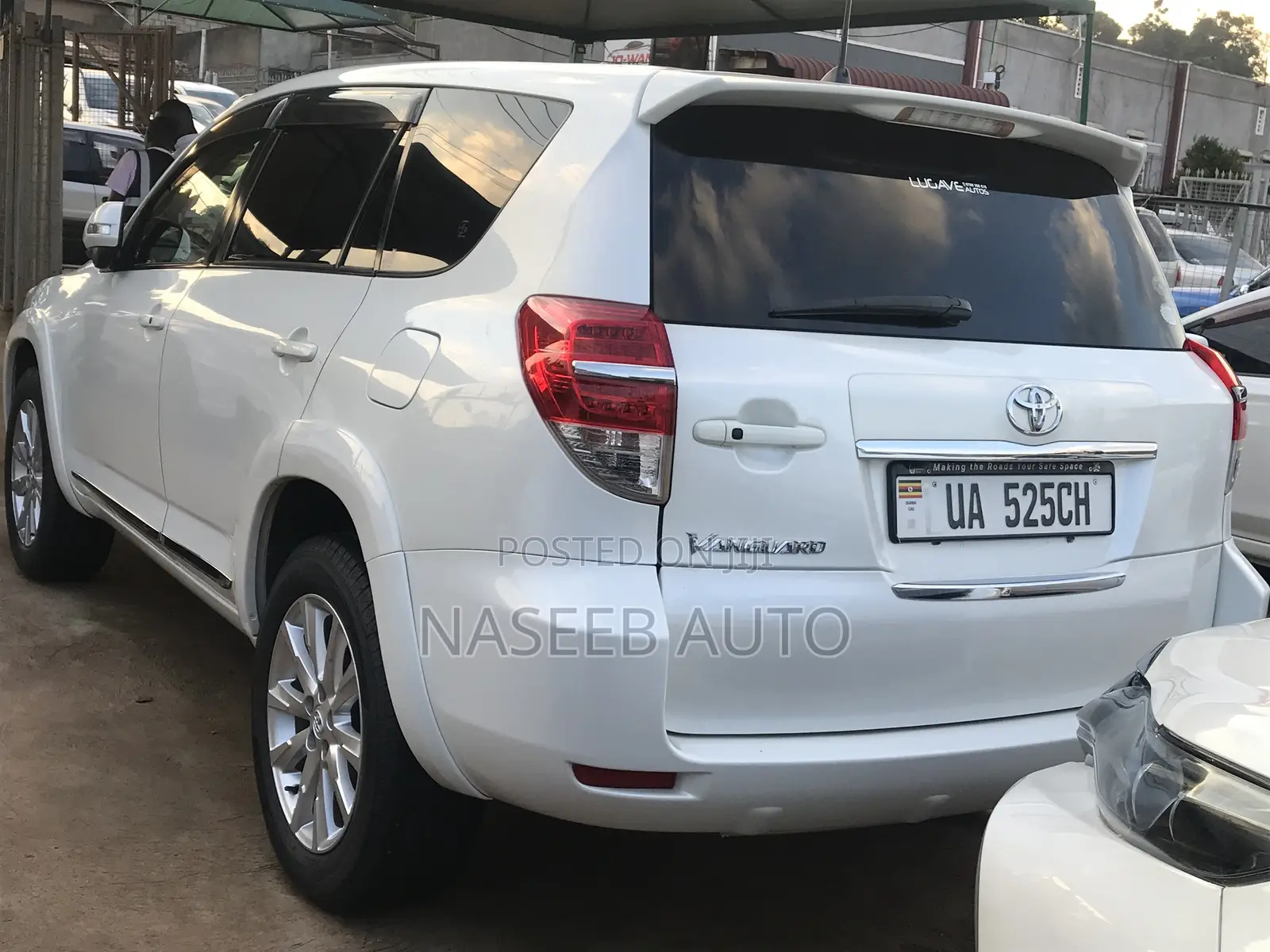 Toyota Vanguard 2010 White
