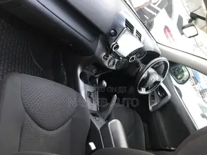 Toyota Vanguard 2010 White