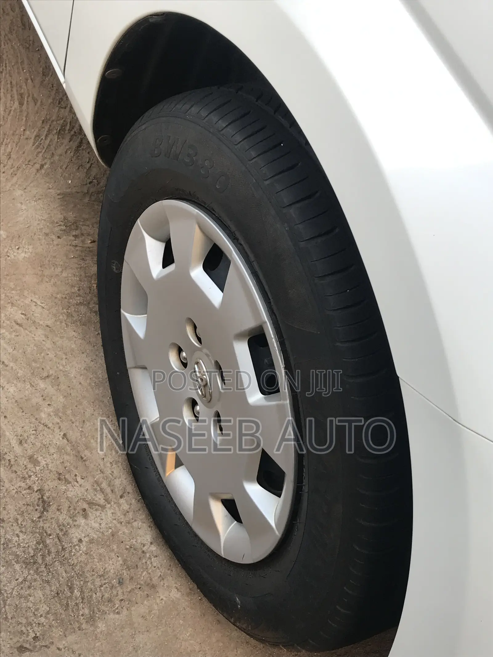 Toyota ISIS 2011 White
