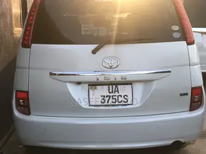 Toyota ISIS 2011 White