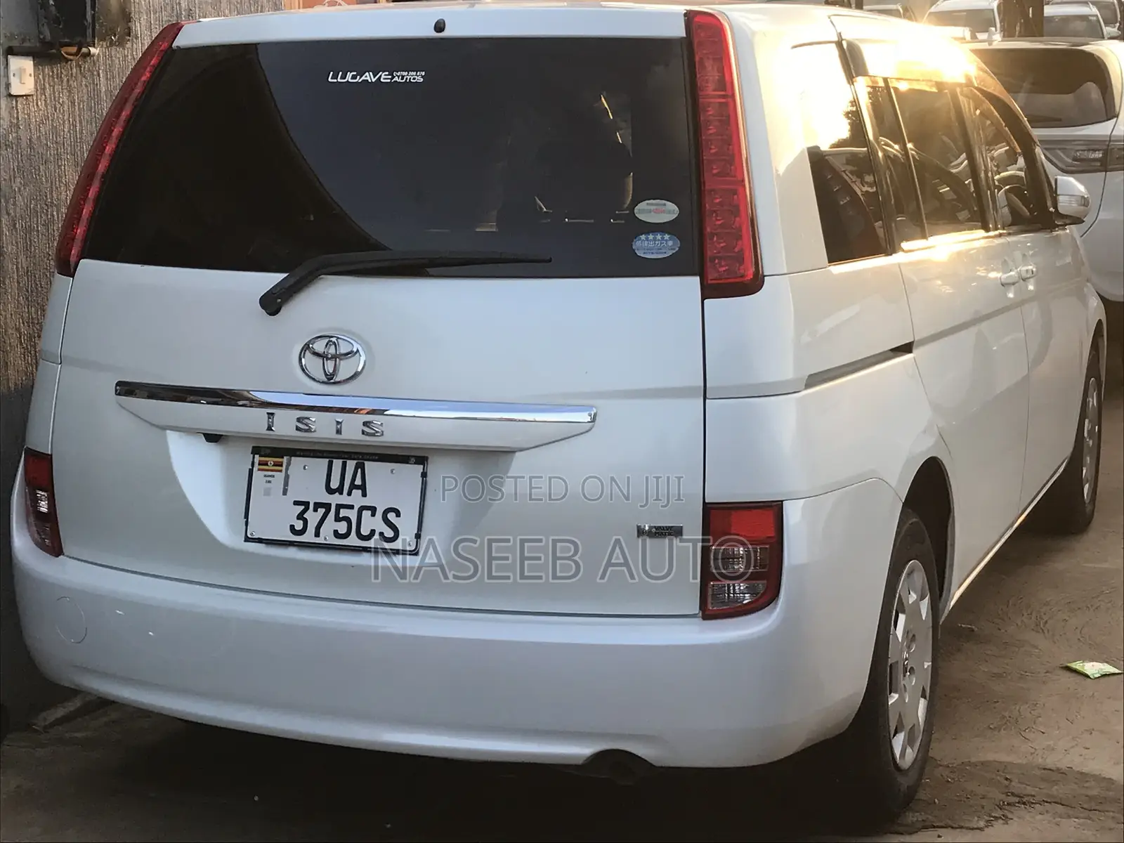 Toyota ISIS 2011 White