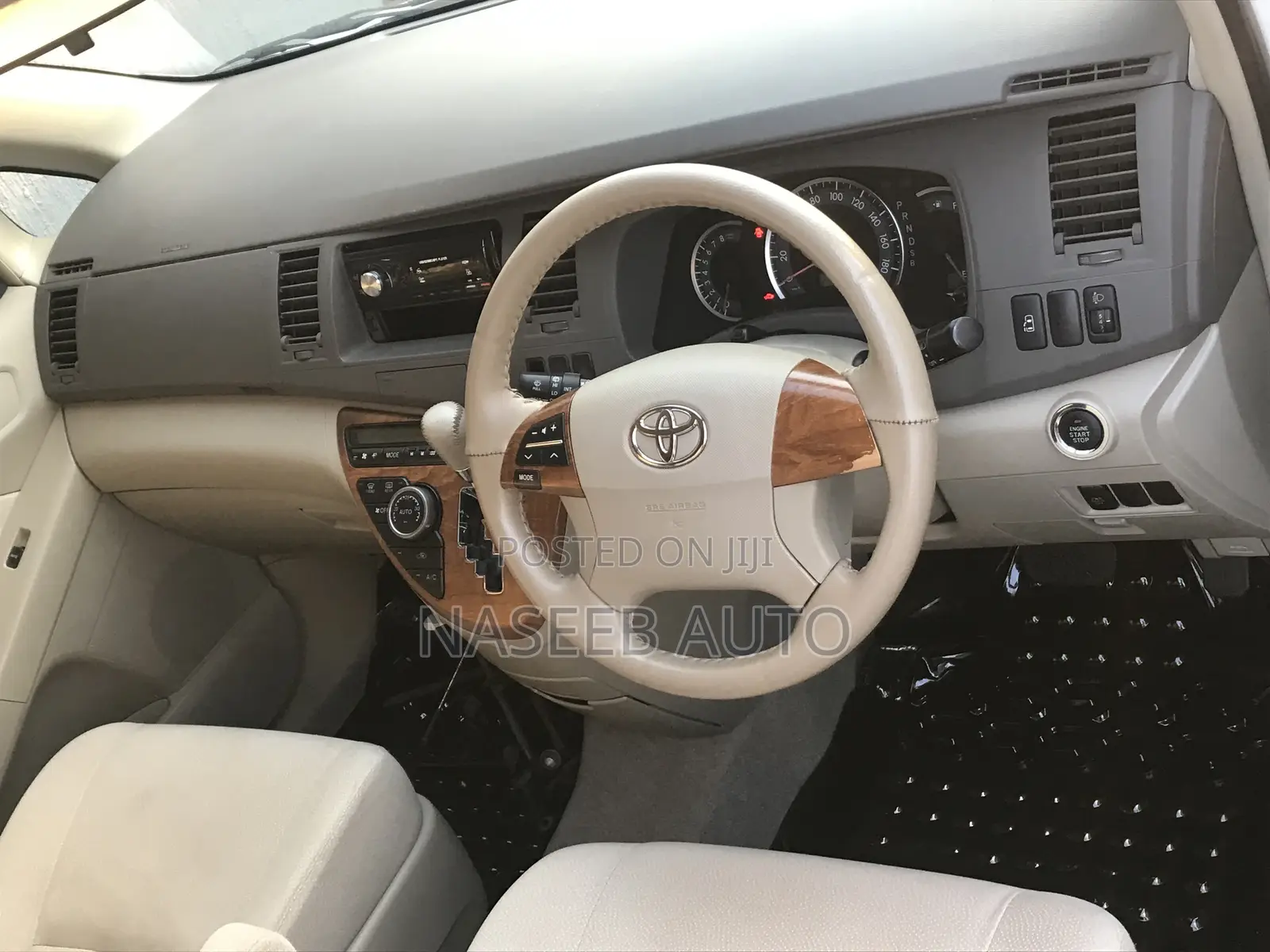 Toyota ISIS 2011 White