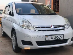 Toyota ISIS 2011 White