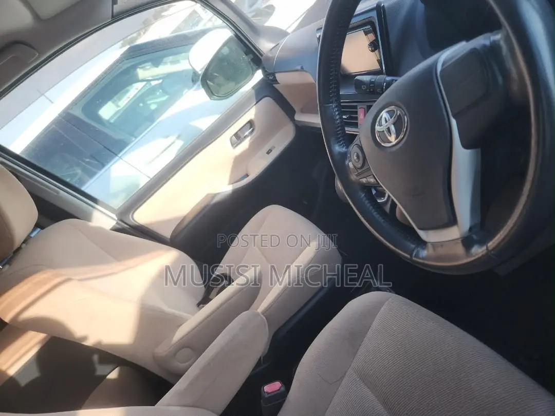 Toyota Noah 1.8 FWD Hybrid (7 seater) 2015 White