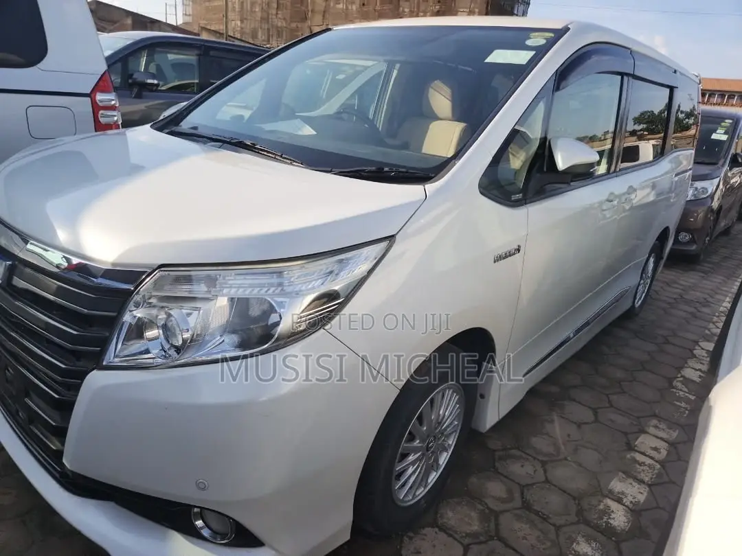 Toyota Noah 1.8 FWD Hybrid (7 seater) 2015 White