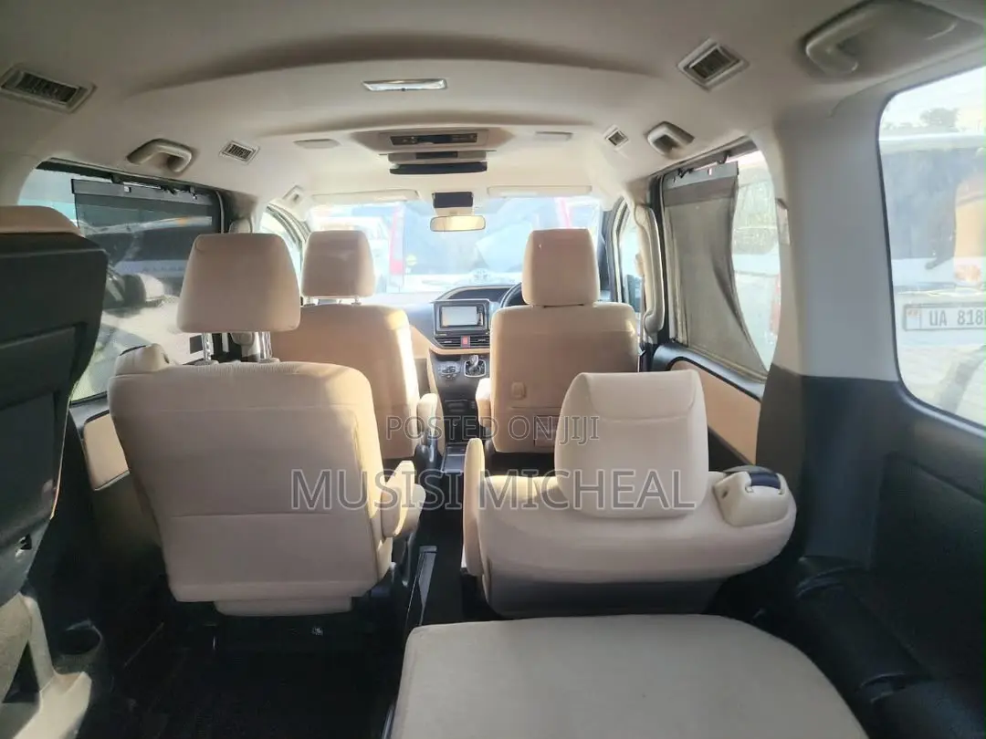 Toyota Noah 1.8 FWD Hybrid (7 seater) 2015 White