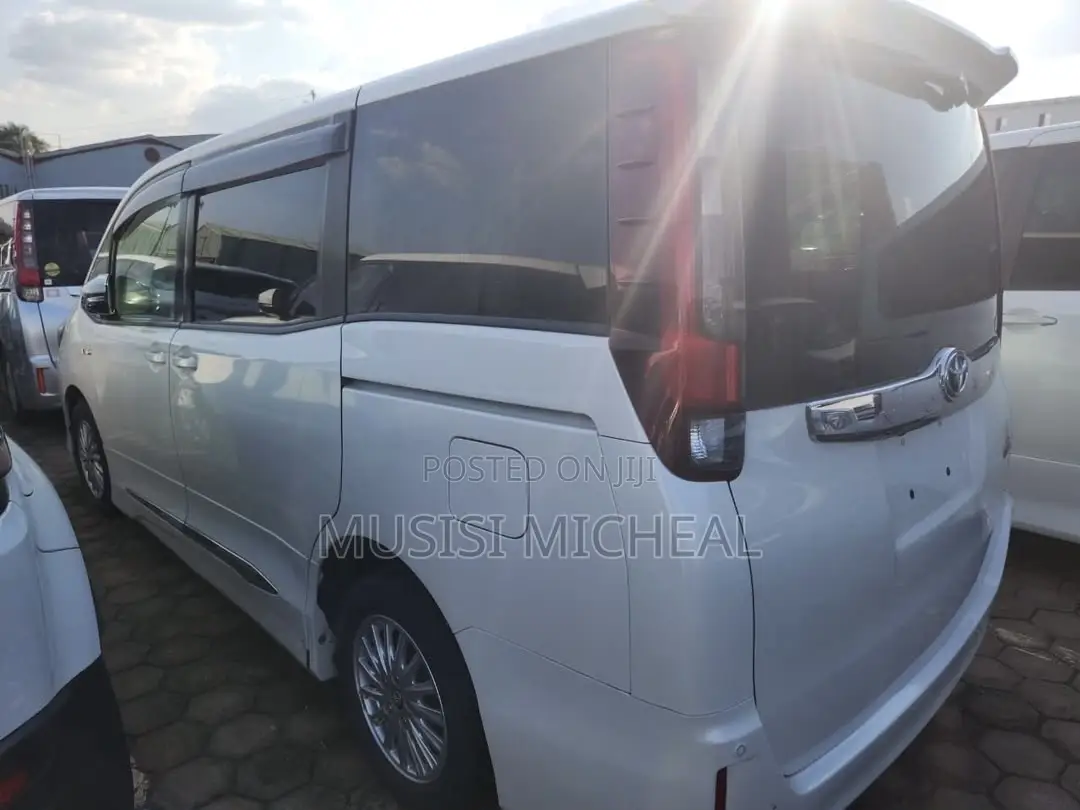 Toyota Noah 1.8 FWD Hybrid (7 seater) 2015 White