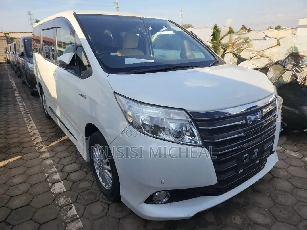 Toyota Noah 1.8 FWD Hybrid (7 seater) 2015 White