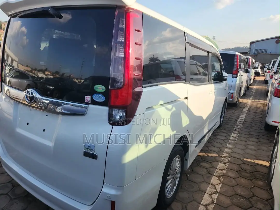 Toyota Noah 1.8 FWD Hybrid (7 seater) 2015 White