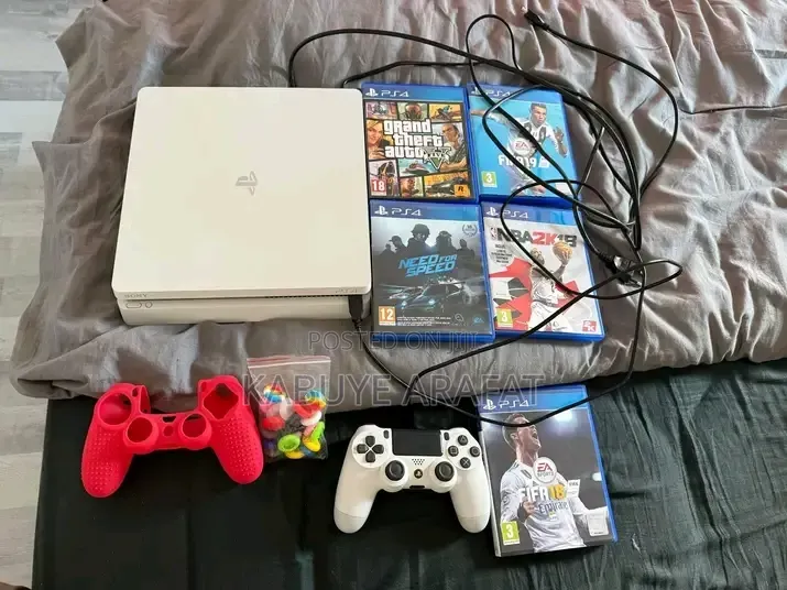 White Ps4 Slim Console With Two Controllers