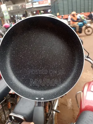 Granite-Coated Non-Stick Frying Pan With an Ergonomic Black Handle.