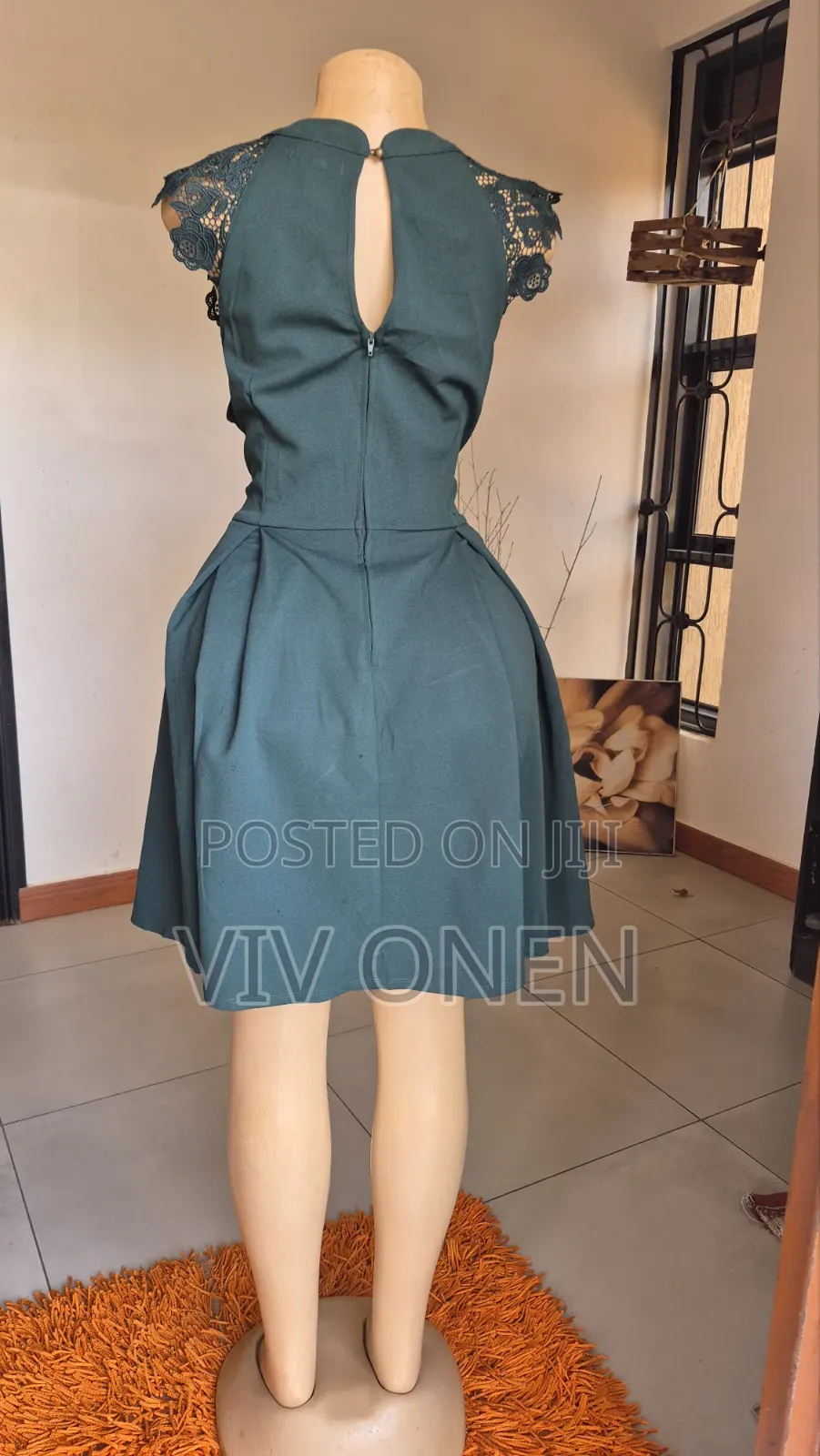 Effortlessly Versatile Lace Sleeve Emerald Green Round Dress