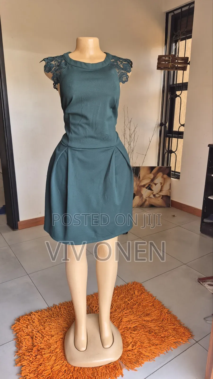 Effortlessly Versatile Lace Sleeve Emerald Green Round Dress