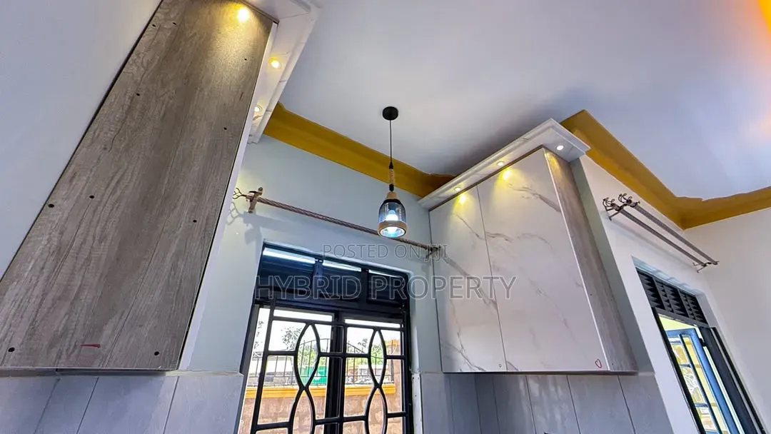 5bdrm Apartment in Serinya~Wakiso Along for sale