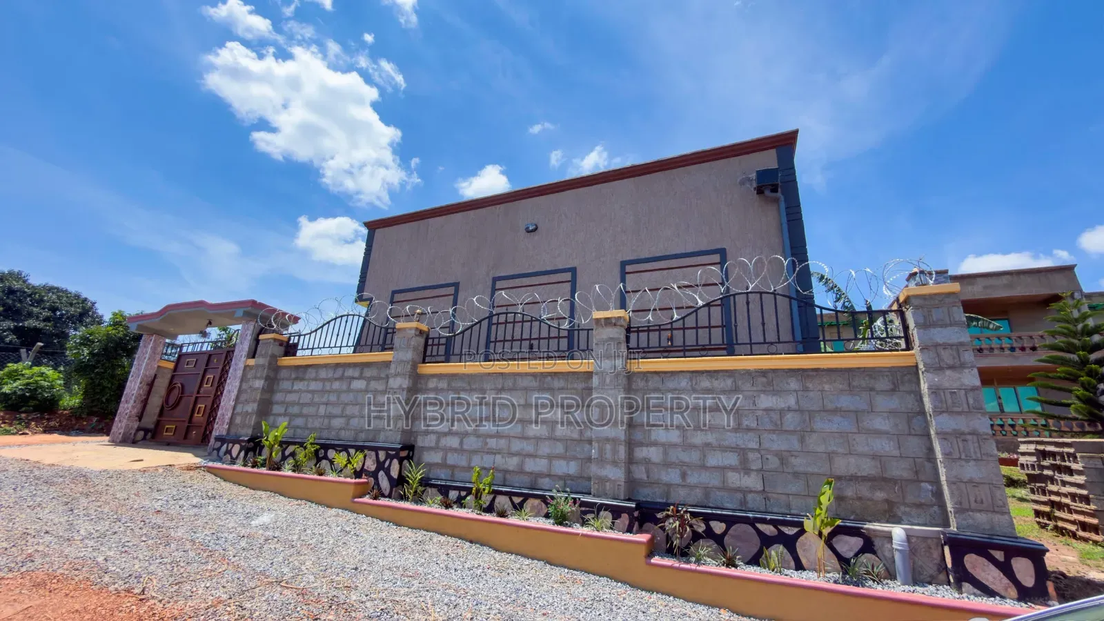 5bdrm Apartment in Serinya~Wakiso Along for sale