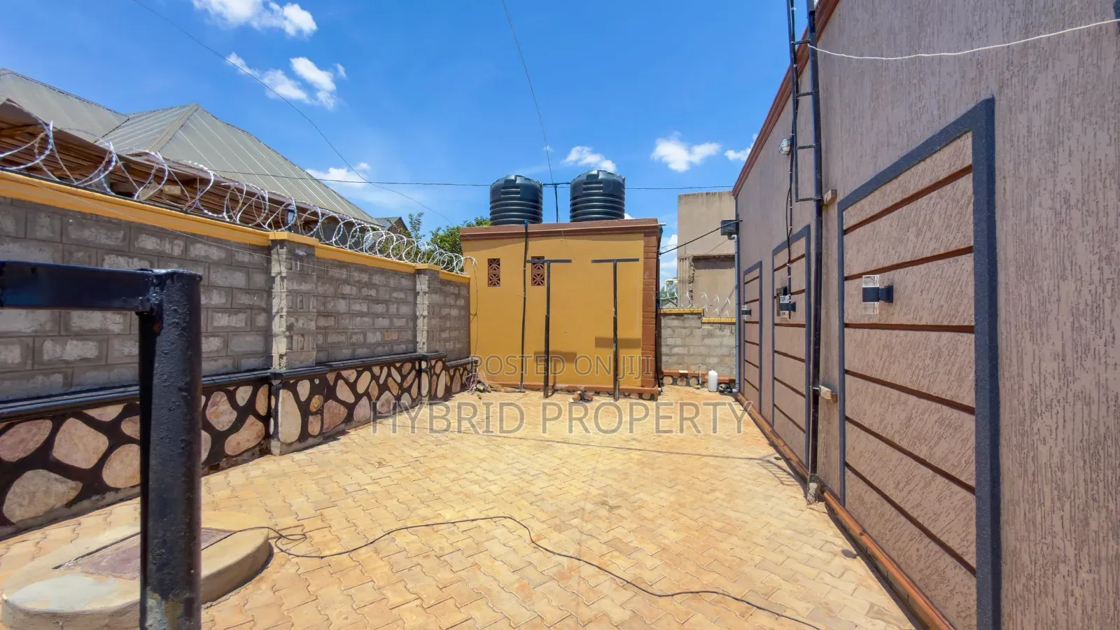 5bdrm Apartment in Serinya~Wakiso Along for sale