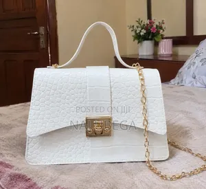 Elegant Women's Chain Handbag