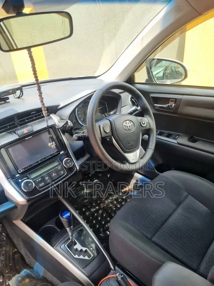 Toyota Corolla Fielder 1.5 Hybrid FWD 2013 Silver