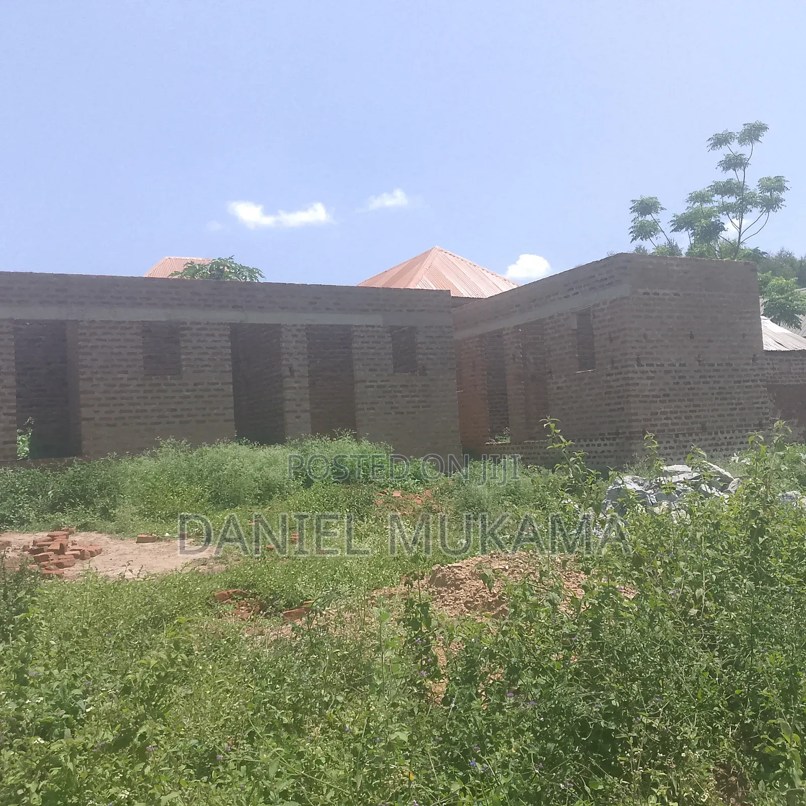 Land With Incomplete Room Structures