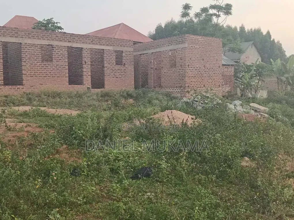 Land With Incomplete Room Structures