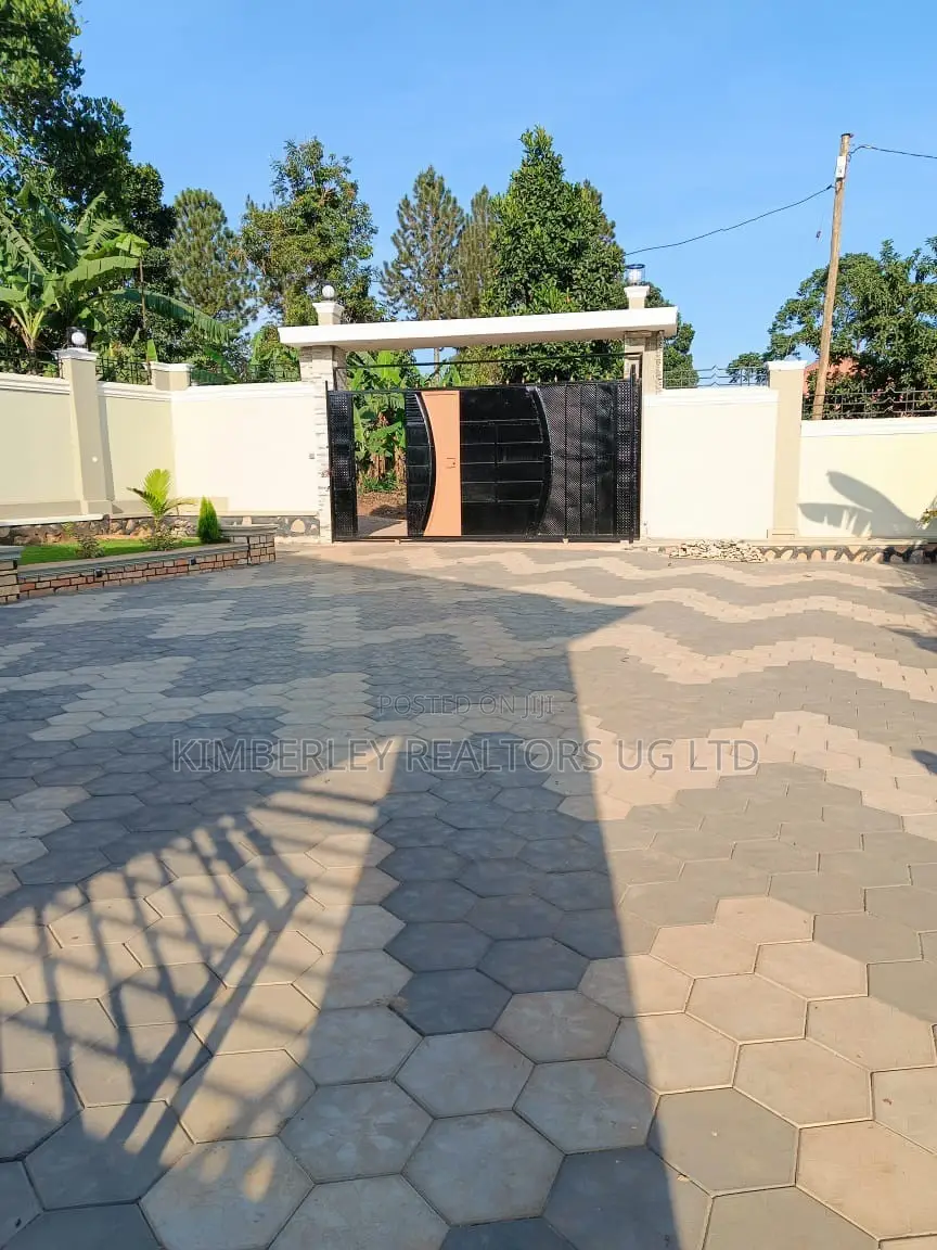 3bdrm House in Division A for sale