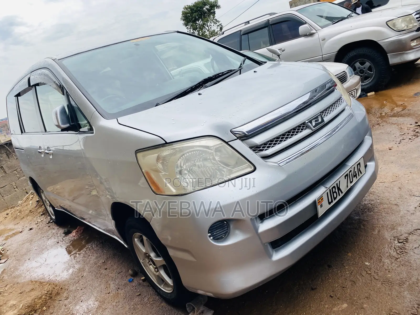 Toyota Noah 2005