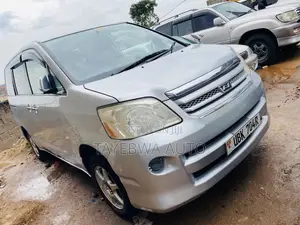 Toyota Noah 2005