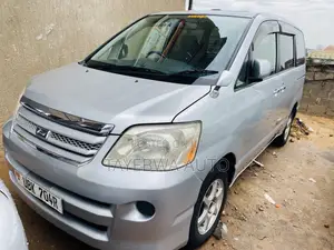 Toyota Noah 2005