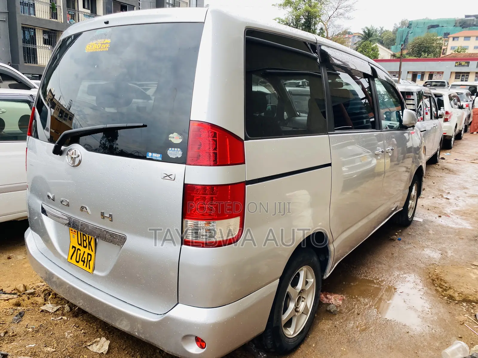 Toyota Noah 2005