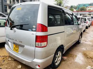 Toyota Noah 2005
