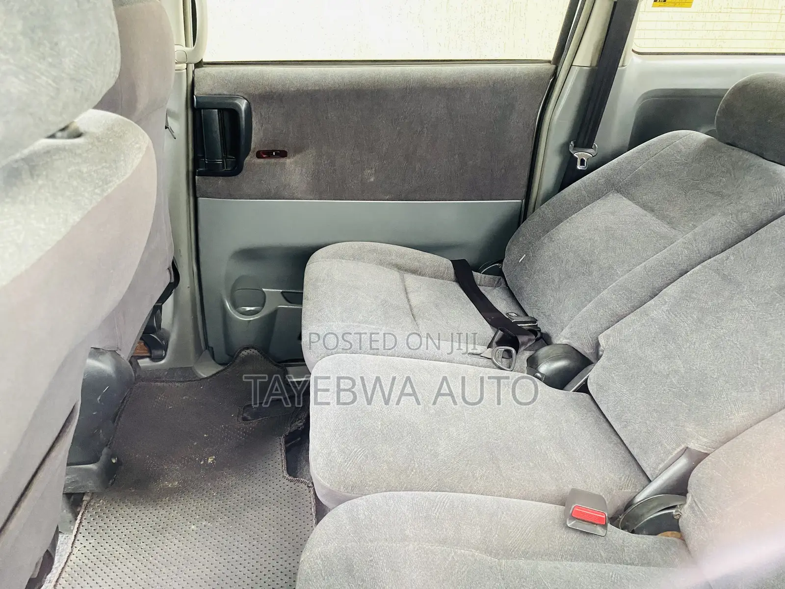 Toyota Noah 2005