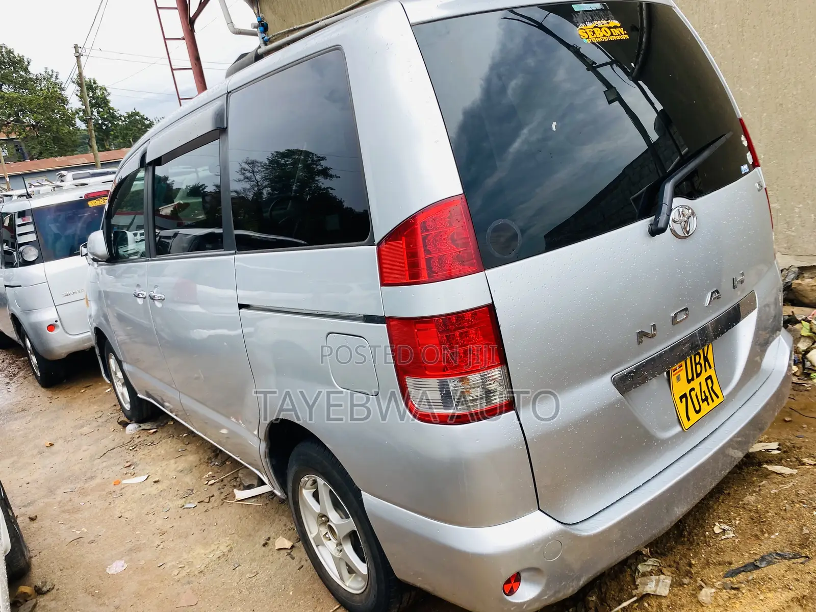 Toyota Noah 2005