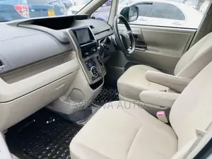 Toyota Noah 2012