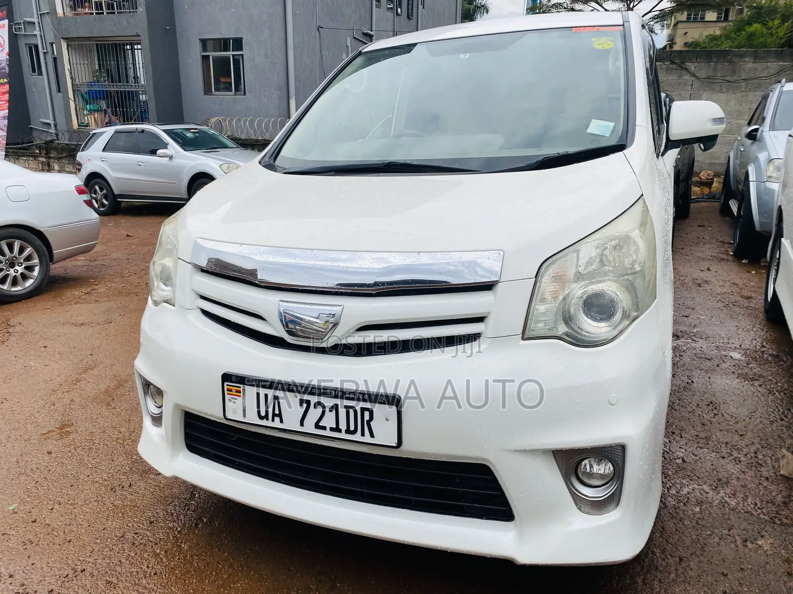 Toyota Noah 2012