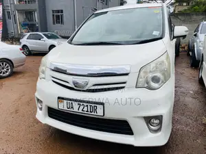 Toyota Noah 2012