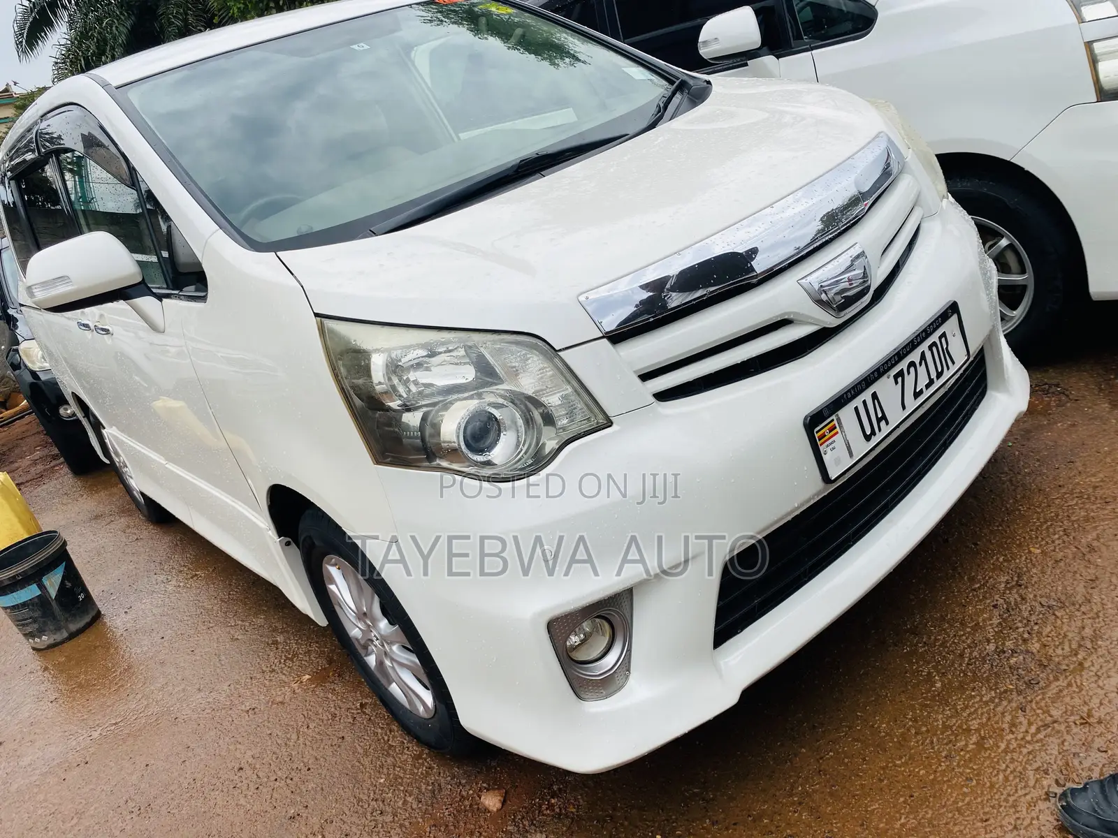 Toyota Noah 2012