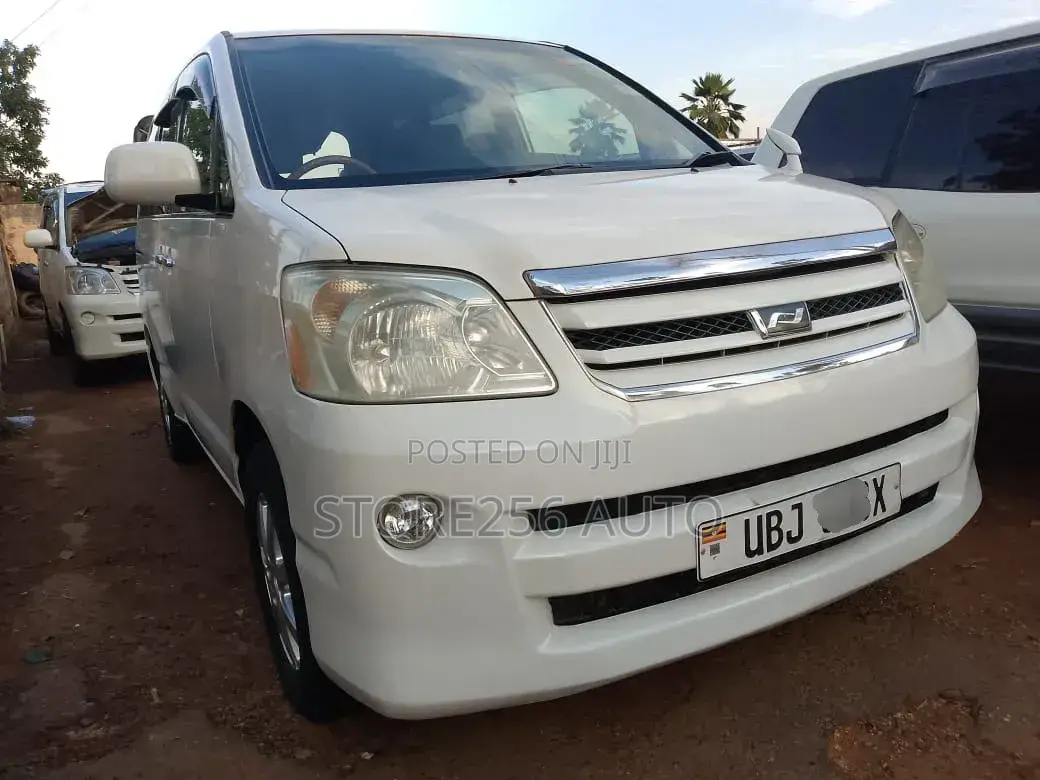 Toyota Noah 2.0 AWD (8 Seater) 2006 White
