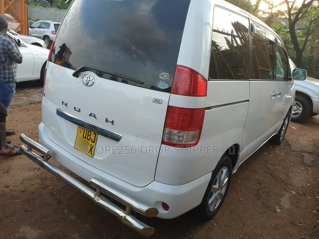 Toyota Noah 2.0 AWD (8 Seater) 2006 White